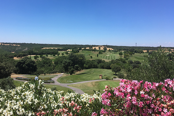 Vistas del campo de Golf Valdeluz desde la terraza del restaurante