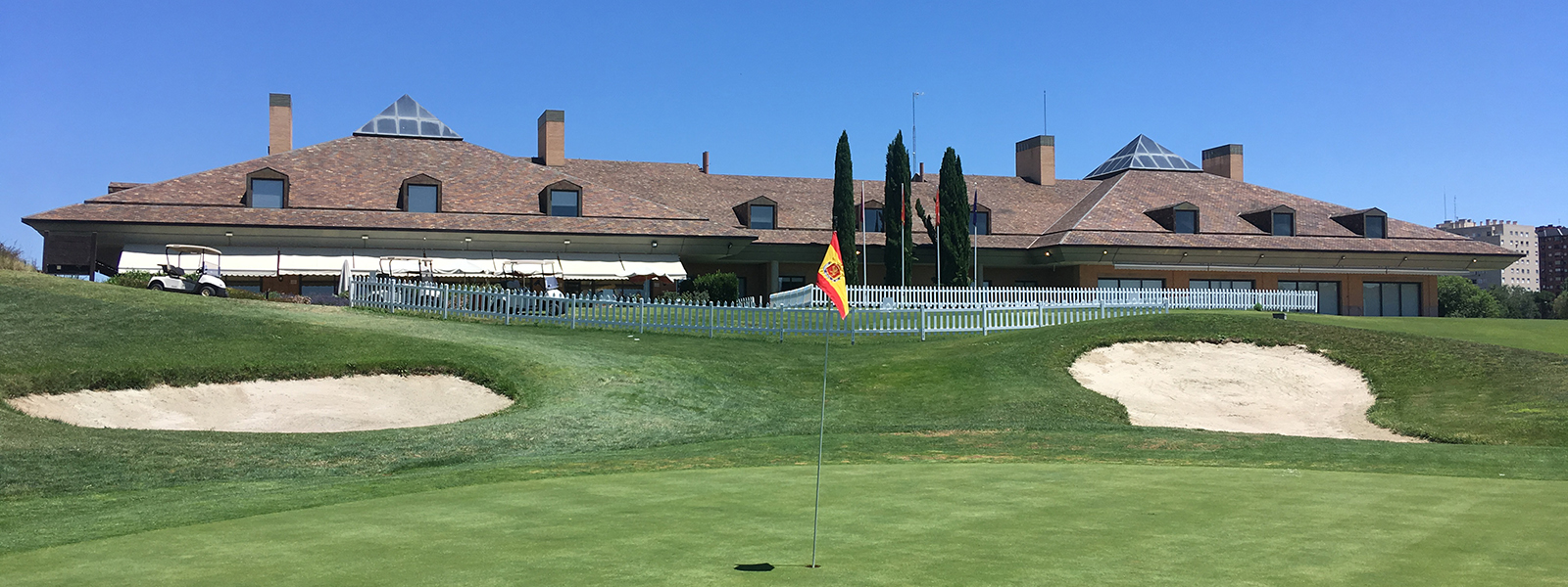 Casa Club del Centro Nacional de Golf desde el green del hoyo 18