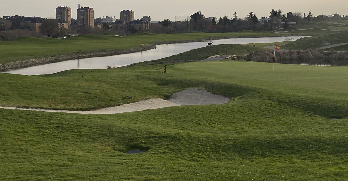 Vista del green del hoyo 18 del Centro Nacional de Golf